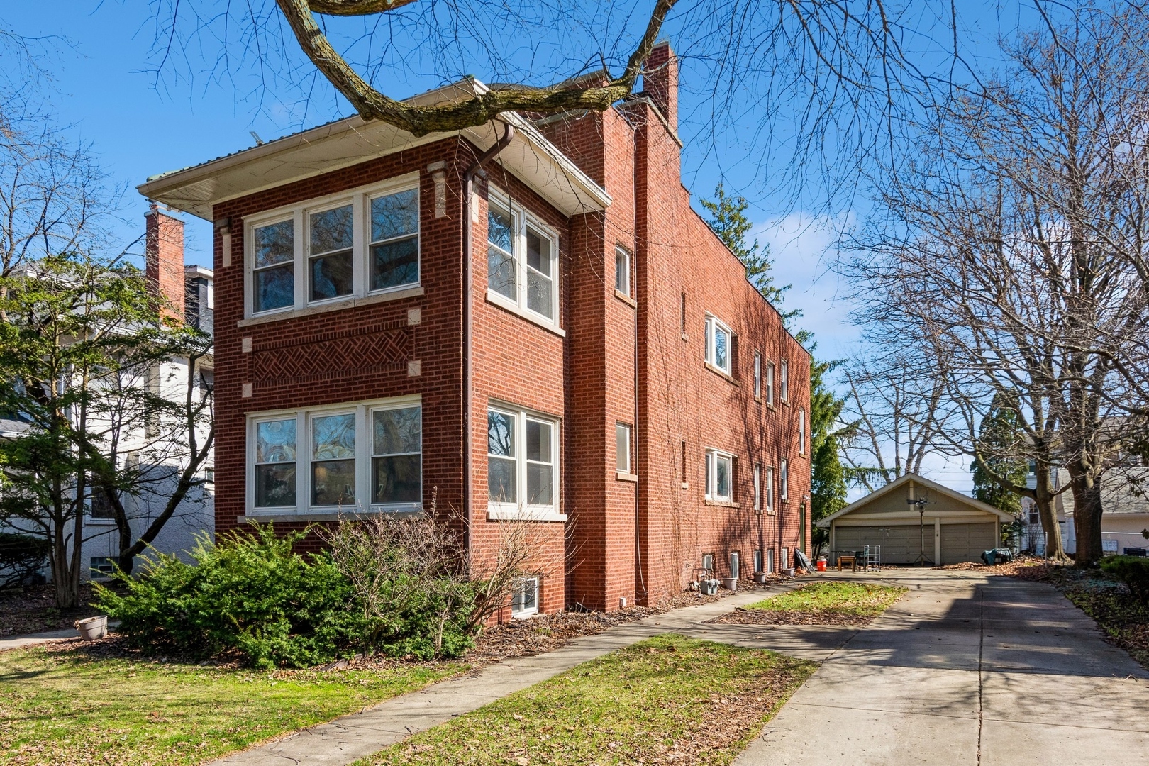 2741 Eastwood Ave Evanston, IL 60201