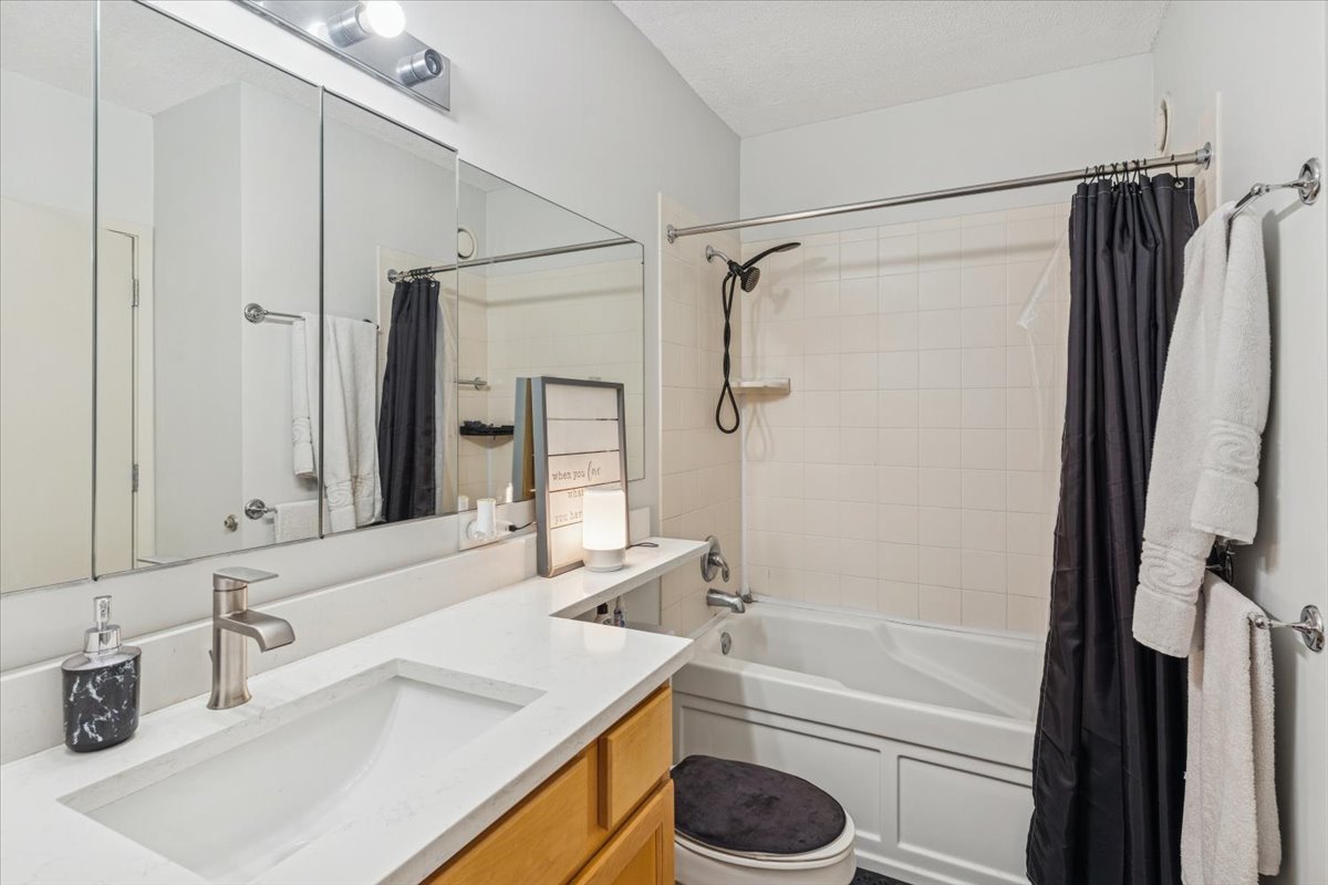 222 N COLUMBUS Dr #708 Chicago, IL 60601