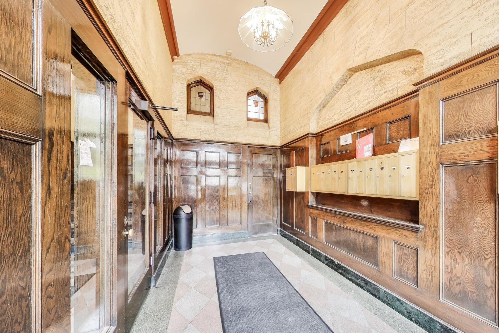 1103 Holly Ct #207 Oak Park, IL 60301