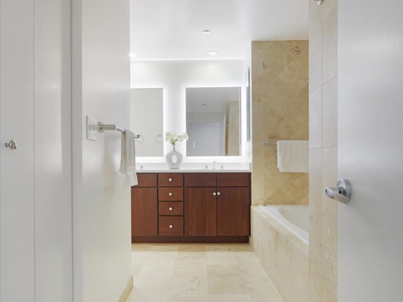 130 N Garland Ct #5101 Chicago, IL 60602