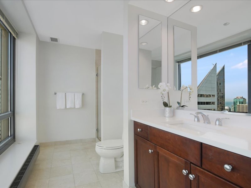 130 N Garland Ct #5101 Chicago, IL 60602