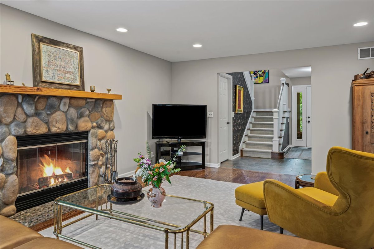 23276 N Birchwood Ln Deerfield, IL 60015