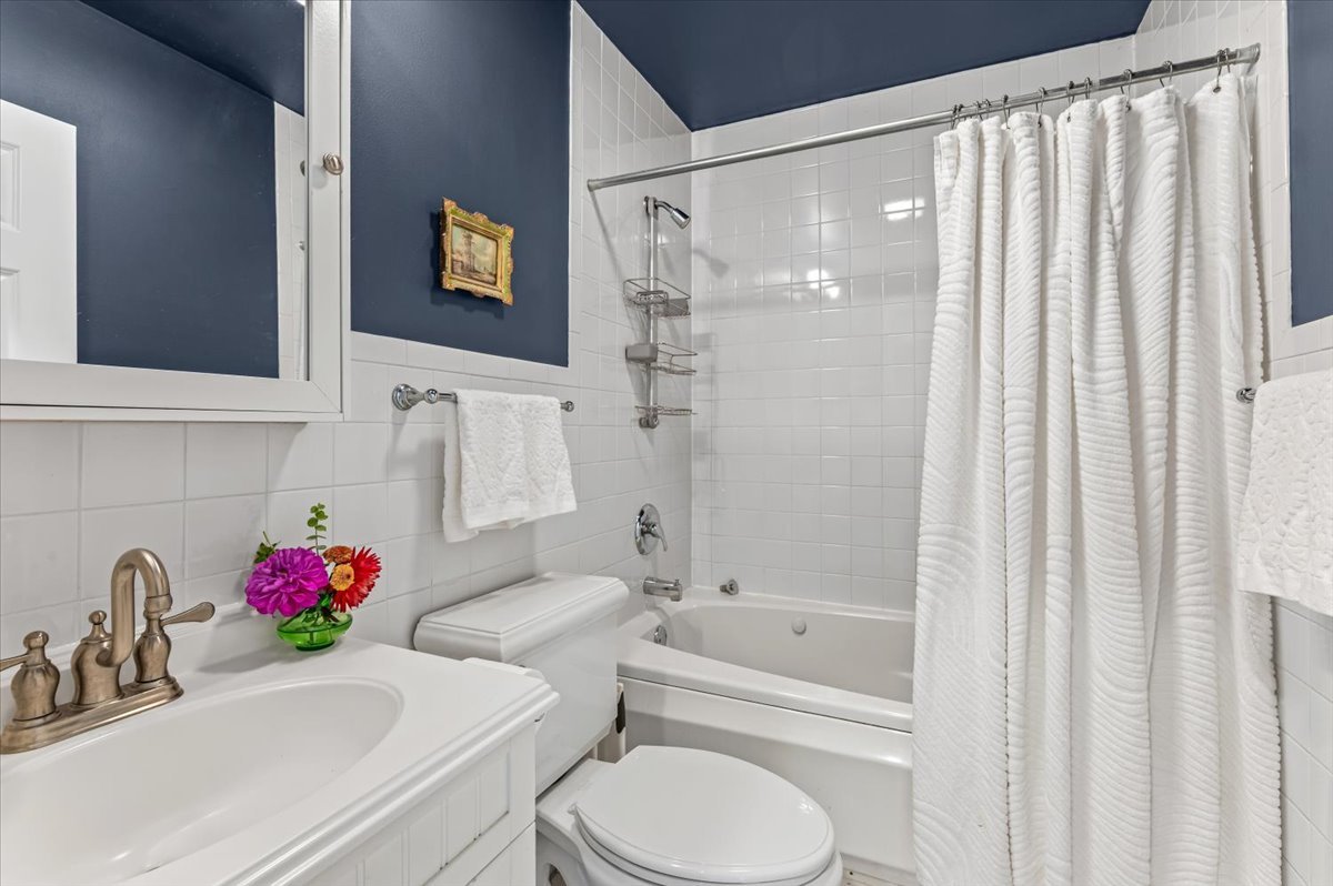 23276 N Birchwood Ln Deerfield, IL 60015