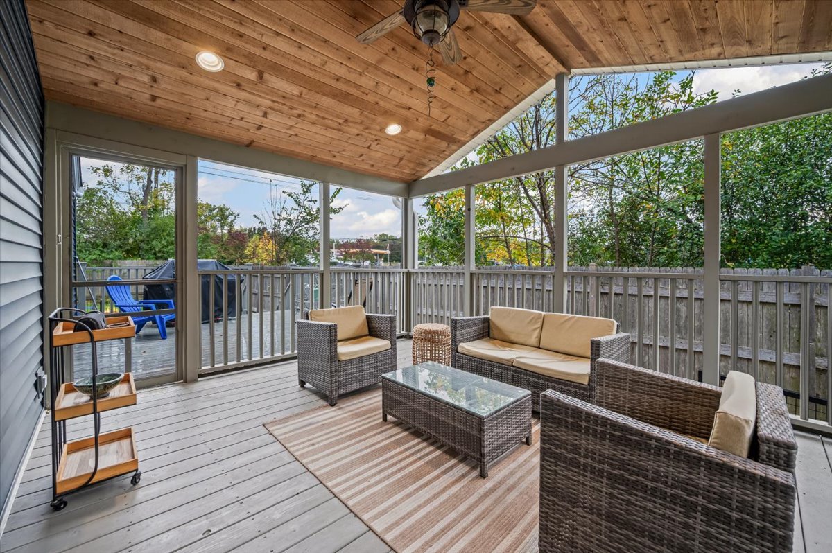 23276 N Birchwood Ln Deerfield, IL 60015