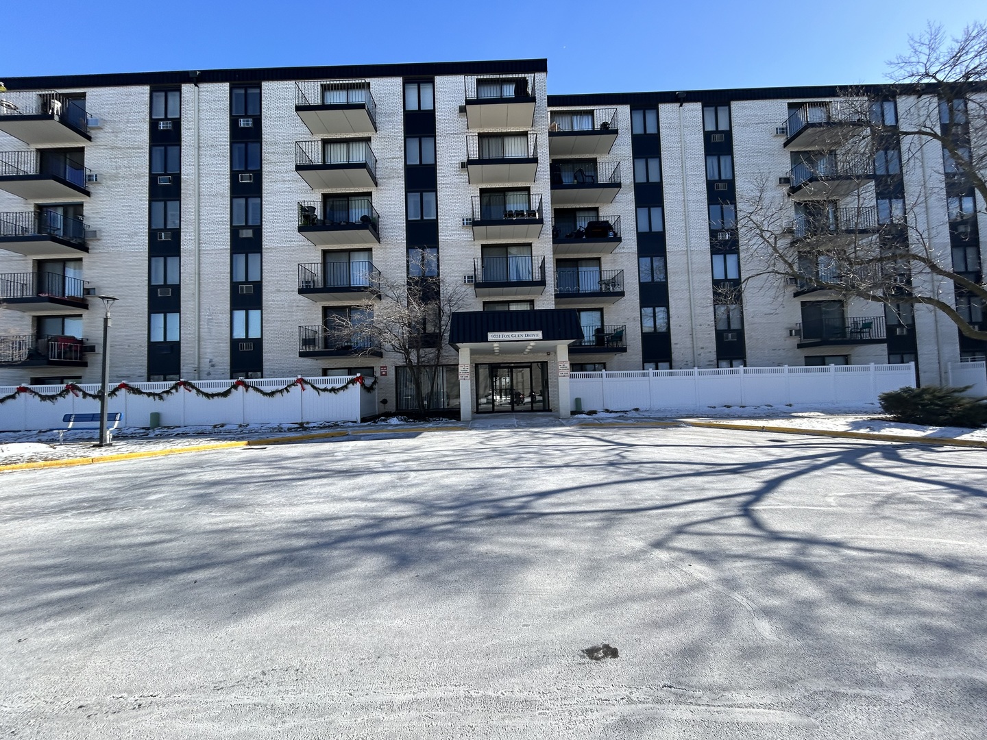 9731 N Fox Glen Dr #5C Niles, IL 60714