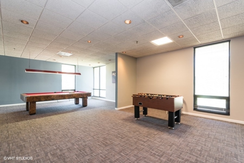 9731 N Fox Glen Dr #5C Niles, IL 60714