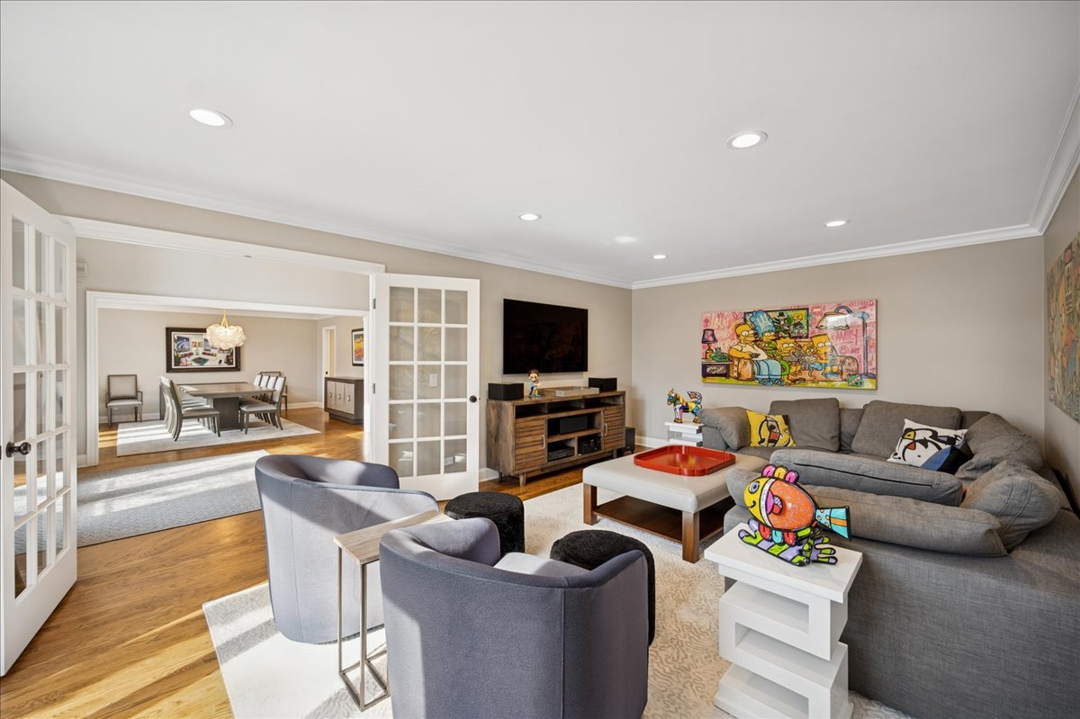 2551 Hybernia Dr Highland Park, IL 60035