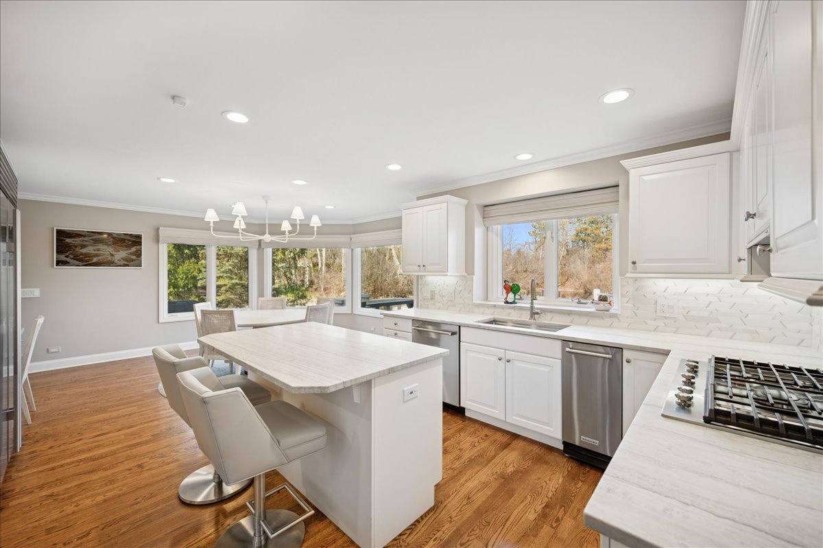 2551 Hybernia Dr Highland Park, IL 60035