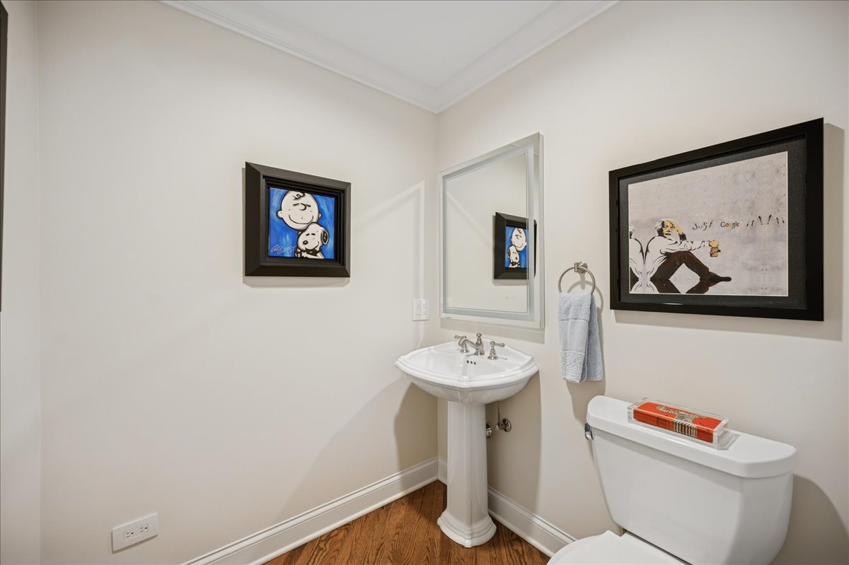 2551 Hybernia Dr Highland Park, IL 60035