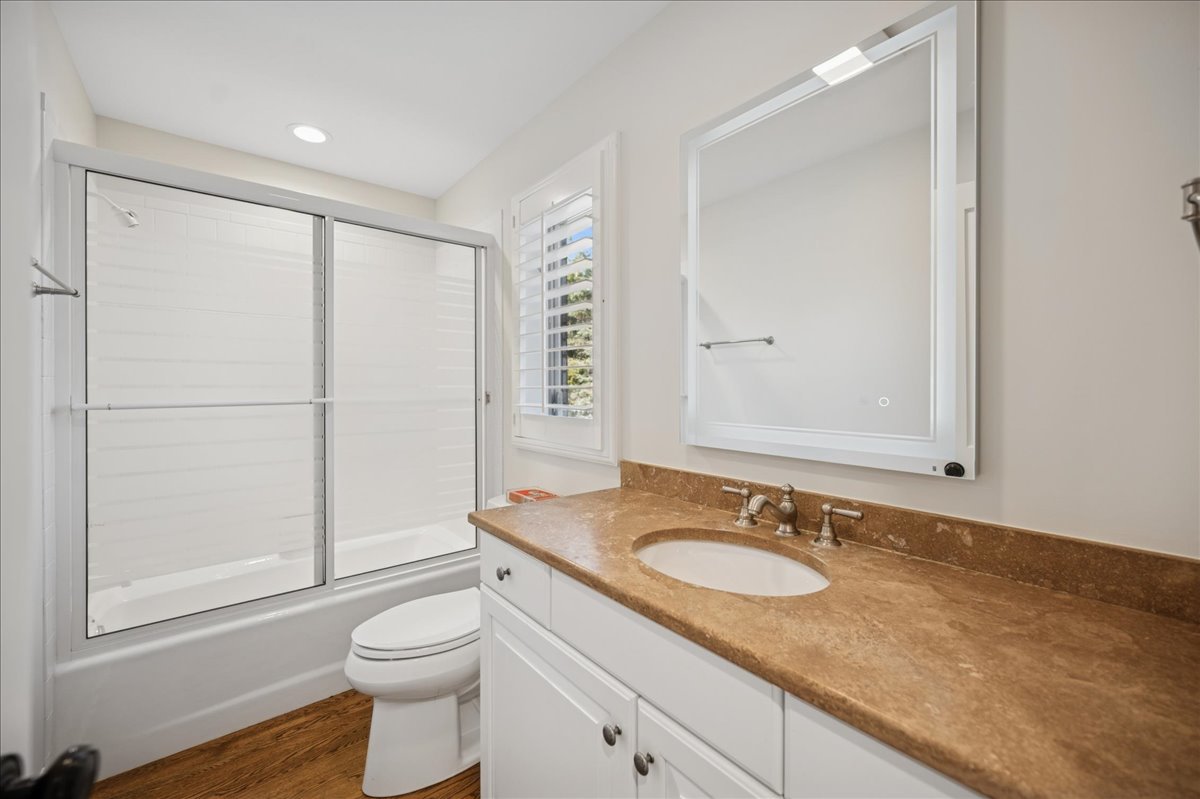 2551 Hybernia Dr Highland Park, IL 60035