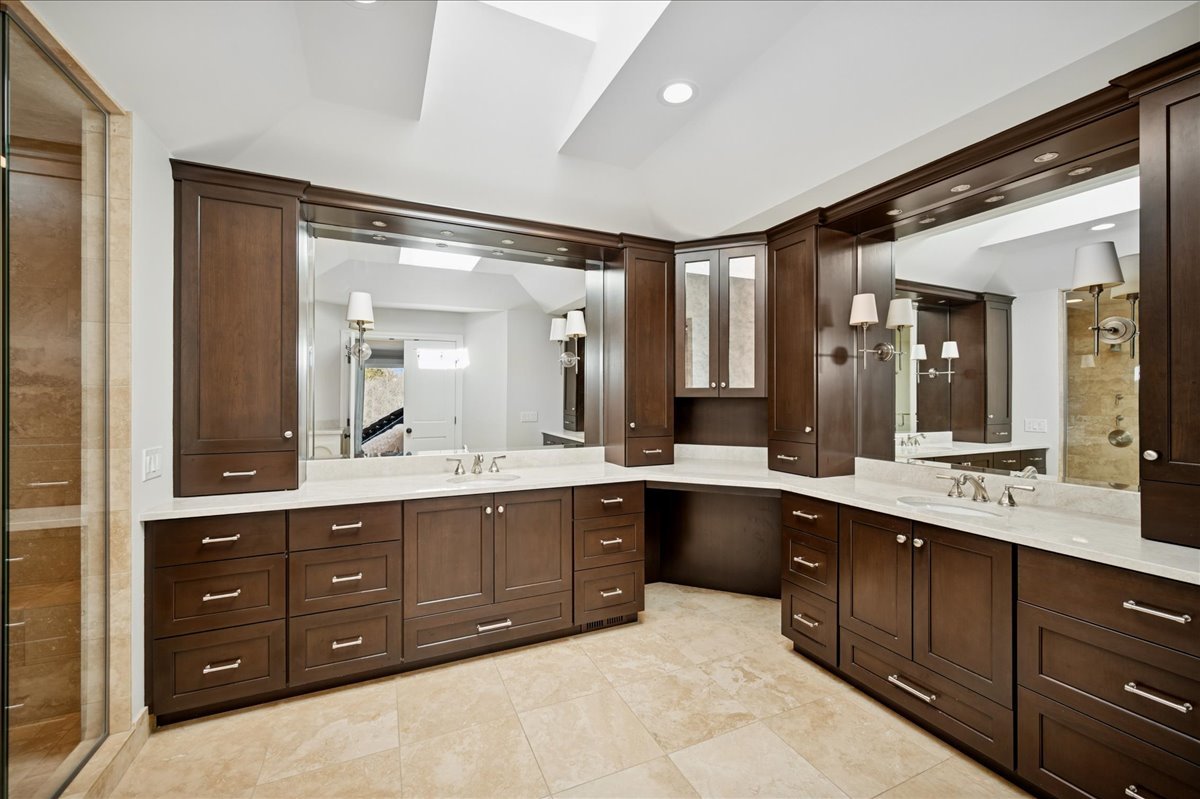 2551 Hybernia Dr Highland Park, IL 60035