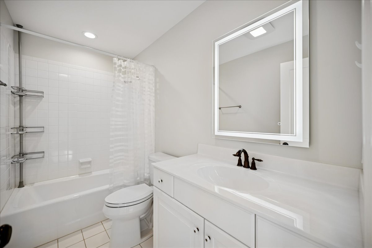 2551 Hybernia Dr Highland Park, IL 60035