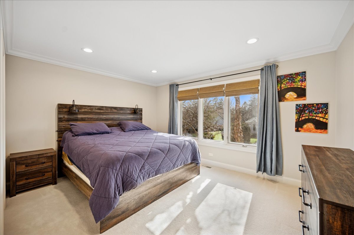 2551 Hybernia Dr Highland Park, IL 60035