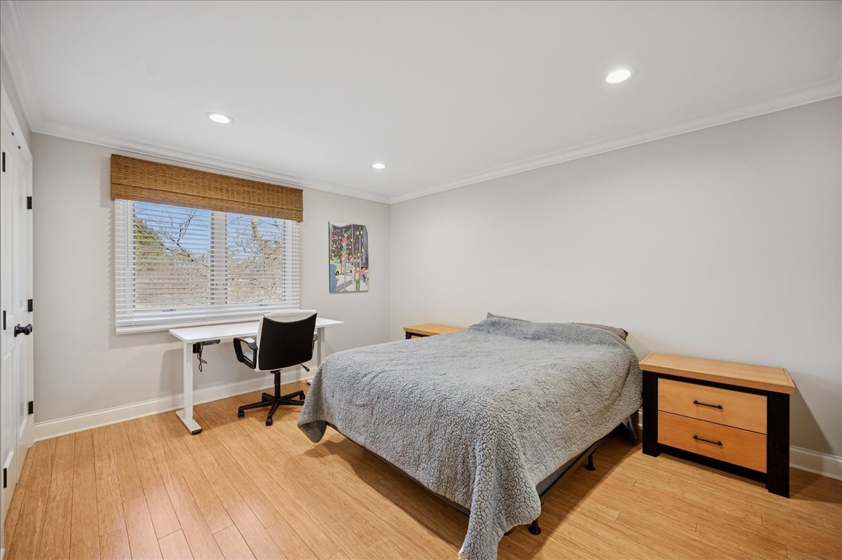 2551 Hybernia Dr Highland Park, IL 60035