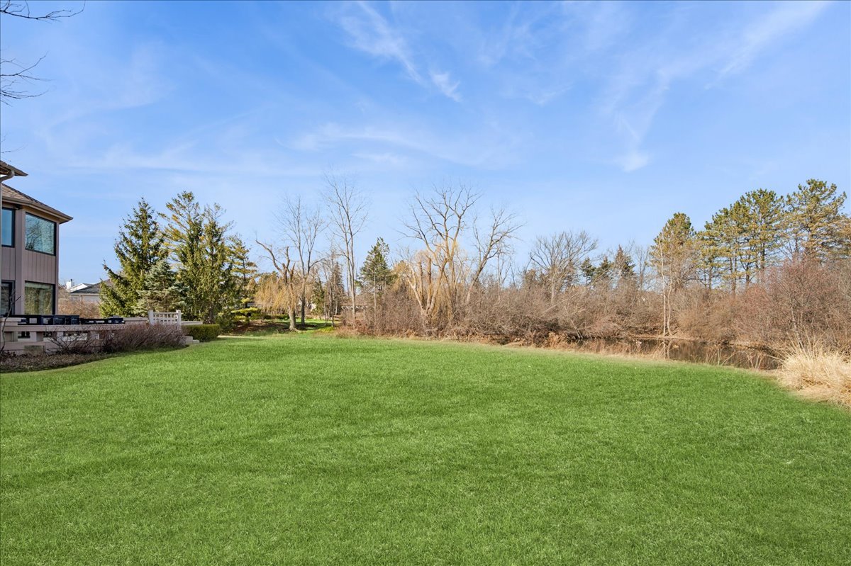 2551 Hybernia Dr Highland Park, IL 60035