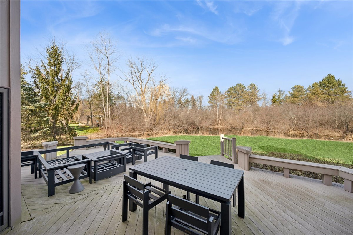 2551 Hybernia Dr Highland Park, IL 60035