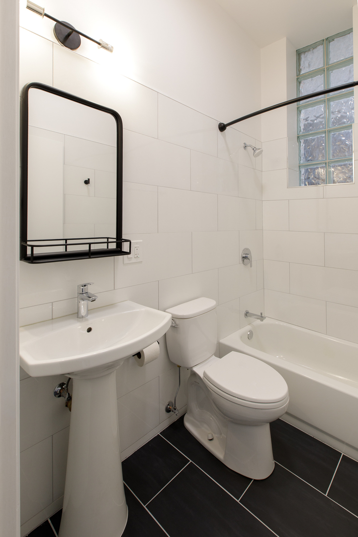 2216 W Taylor St #1F Chicago, IL 60612