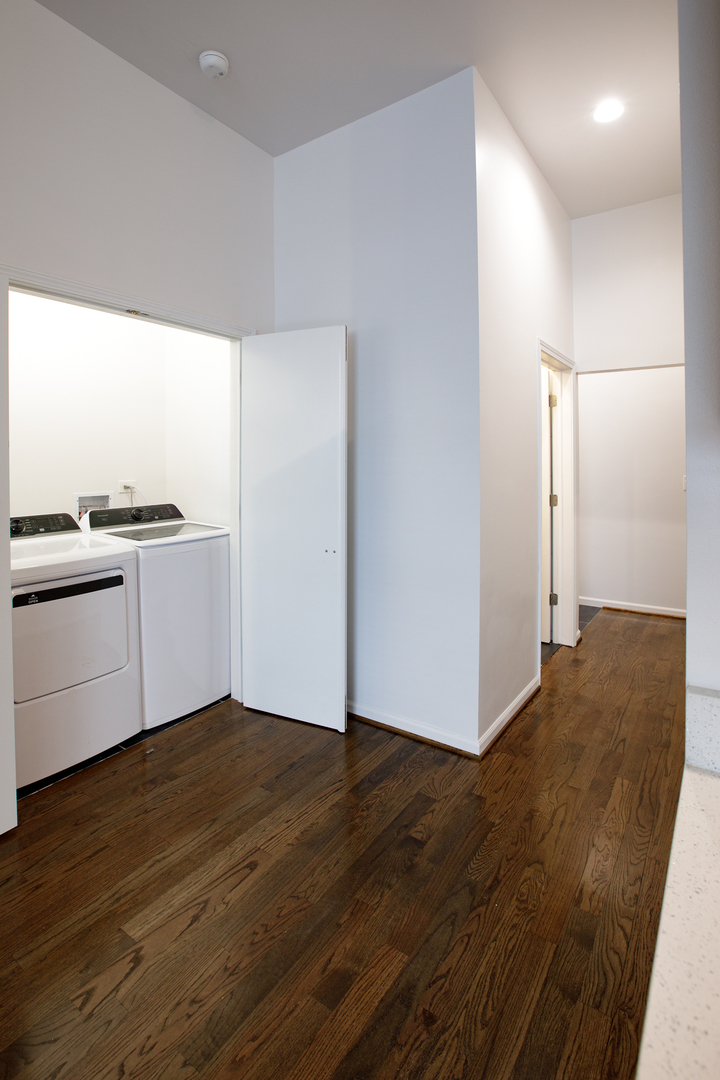 2216 W Taylor St #1F Chicago, IL 60612