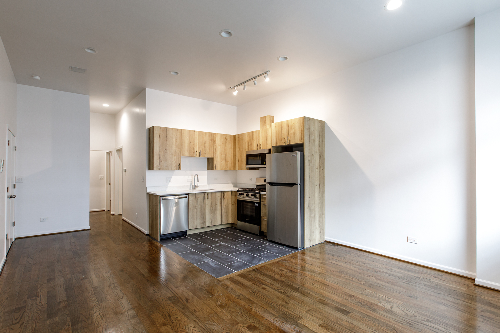 2216 W Taylor St #1F Chicago, IL 60612