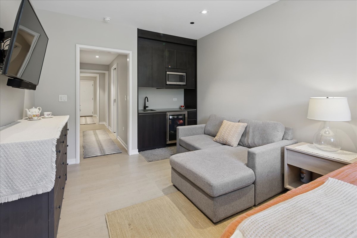 1400 W Monroe St #2A Chicago, IL 60607