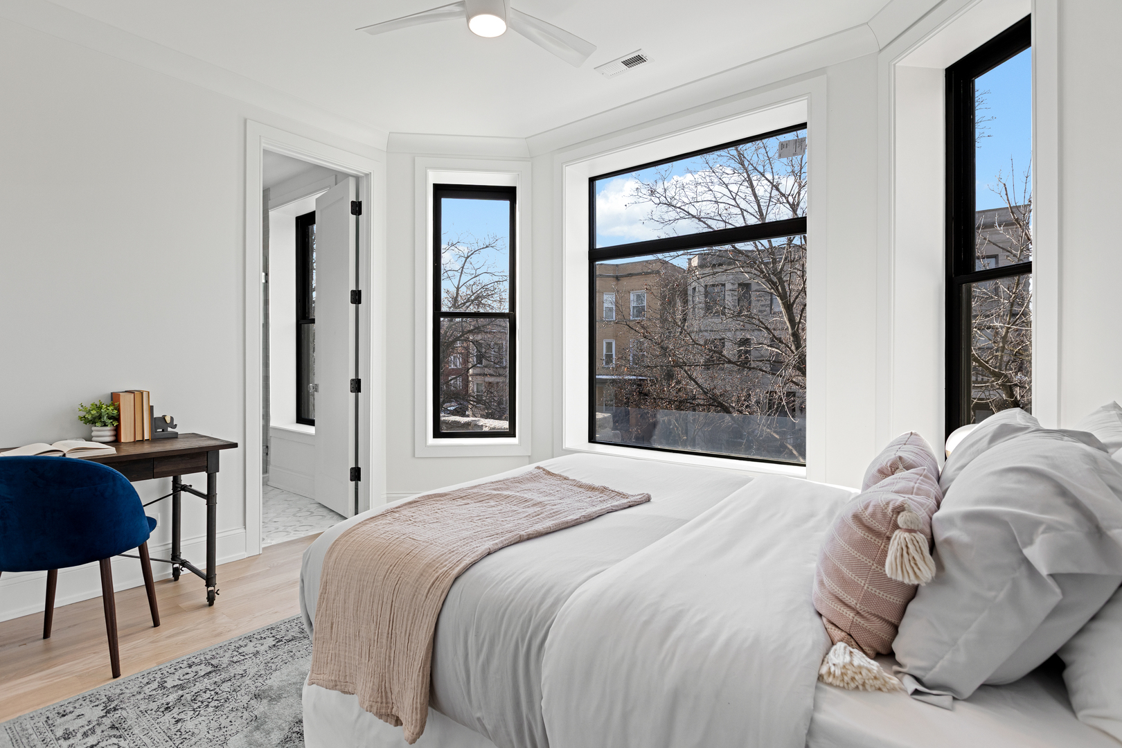 3711 N Magnolia Ave Chicago, IL 60613