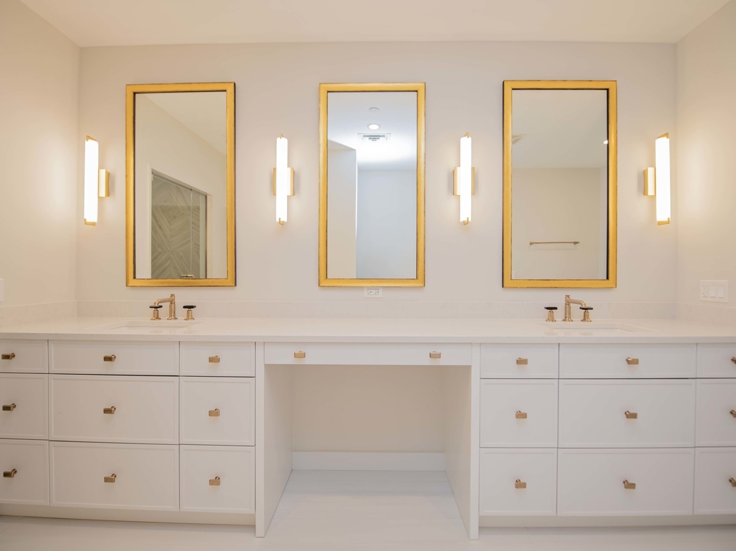 132 E Delaware Pl #6205-07 Chicago, IL 60611