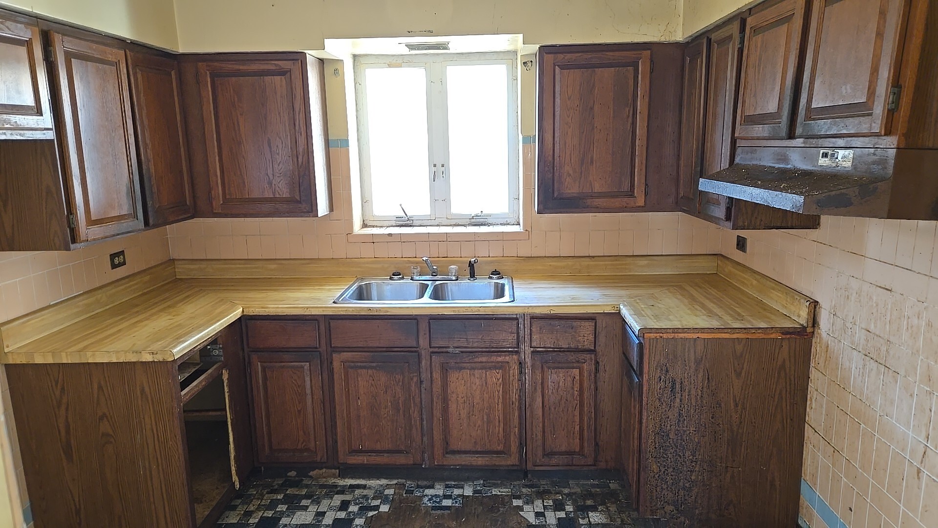 8218 S Yates Blvd Chicago, IL 60617