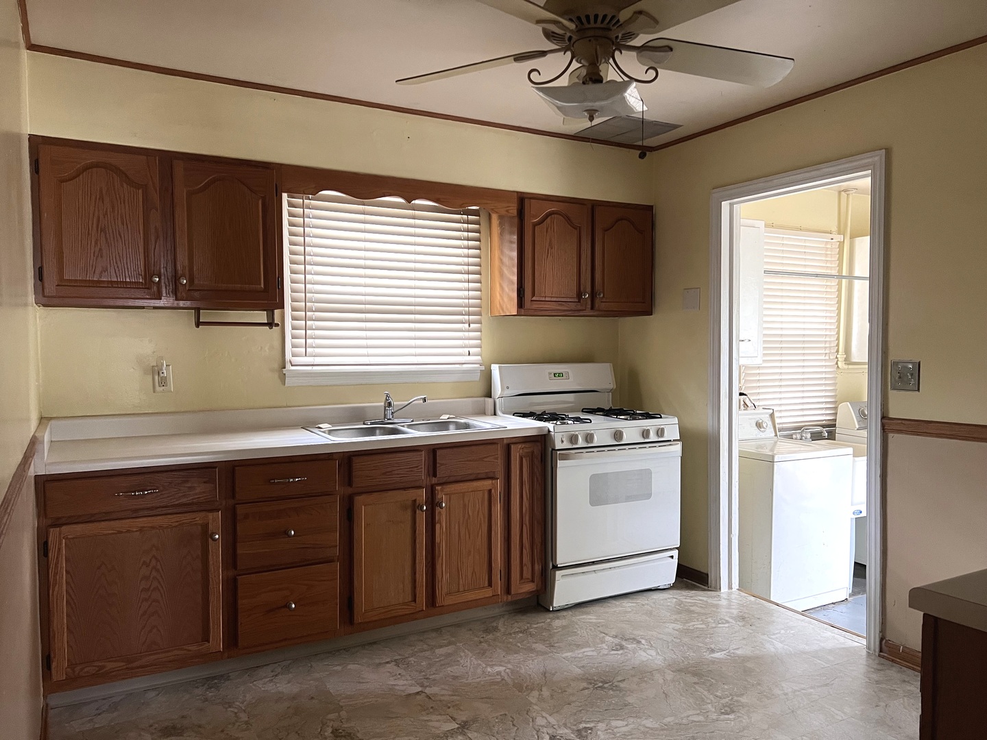 1425 FREDERICK St Joliet, IL 60435