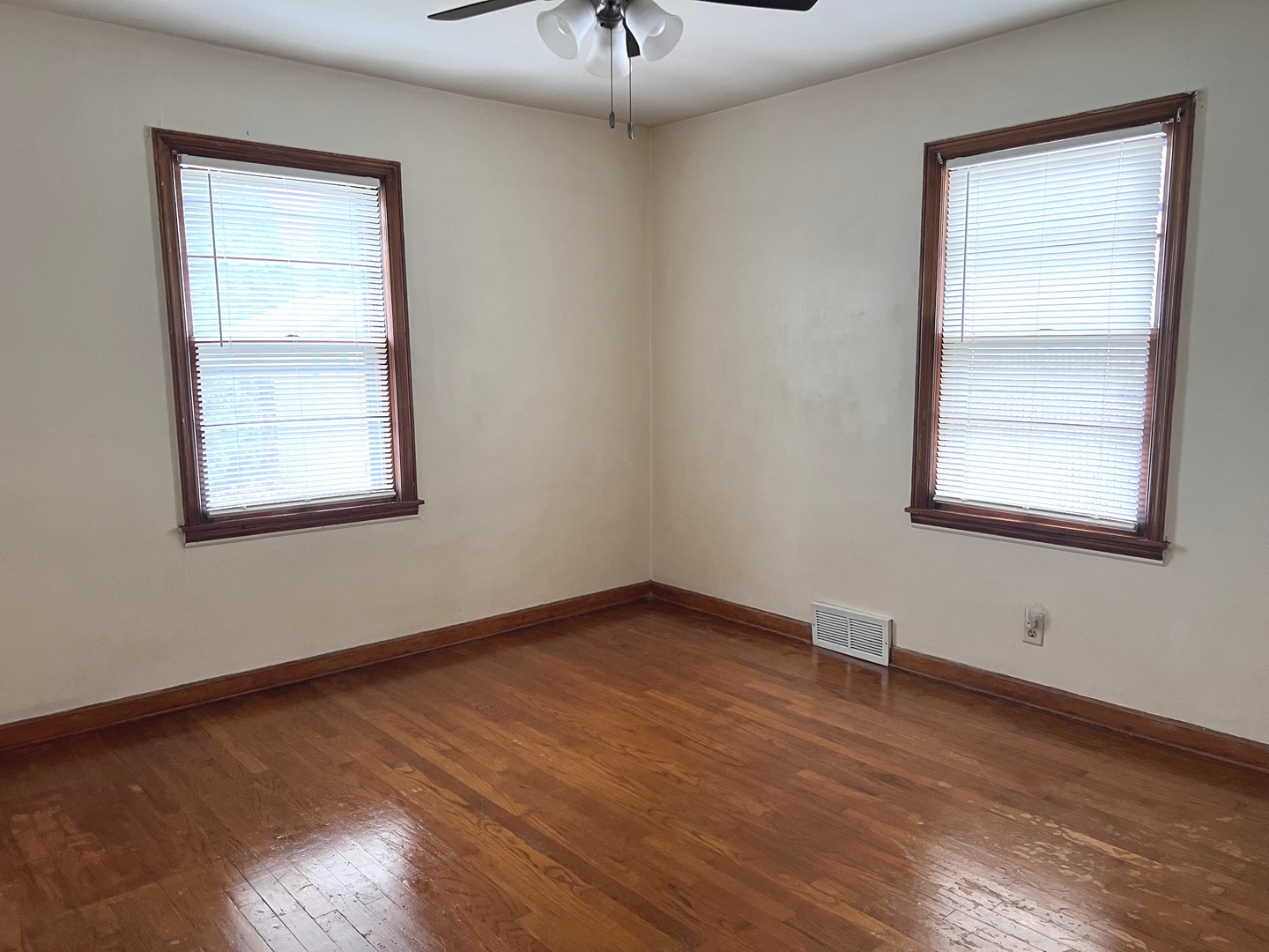 1425 FREDERICK St Joliet, IL 60435