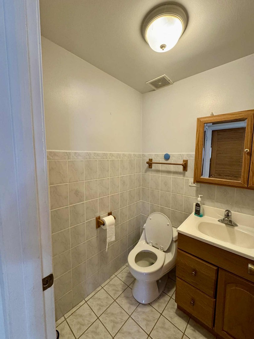 9035 N Clifton Ave Niles, IL 60714