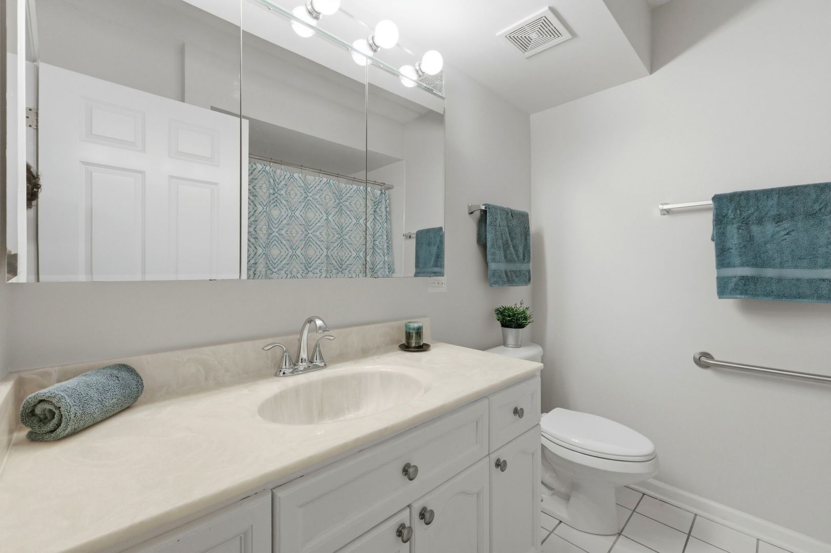 7011 W Touhy Ave #205 Niles, IL 60714