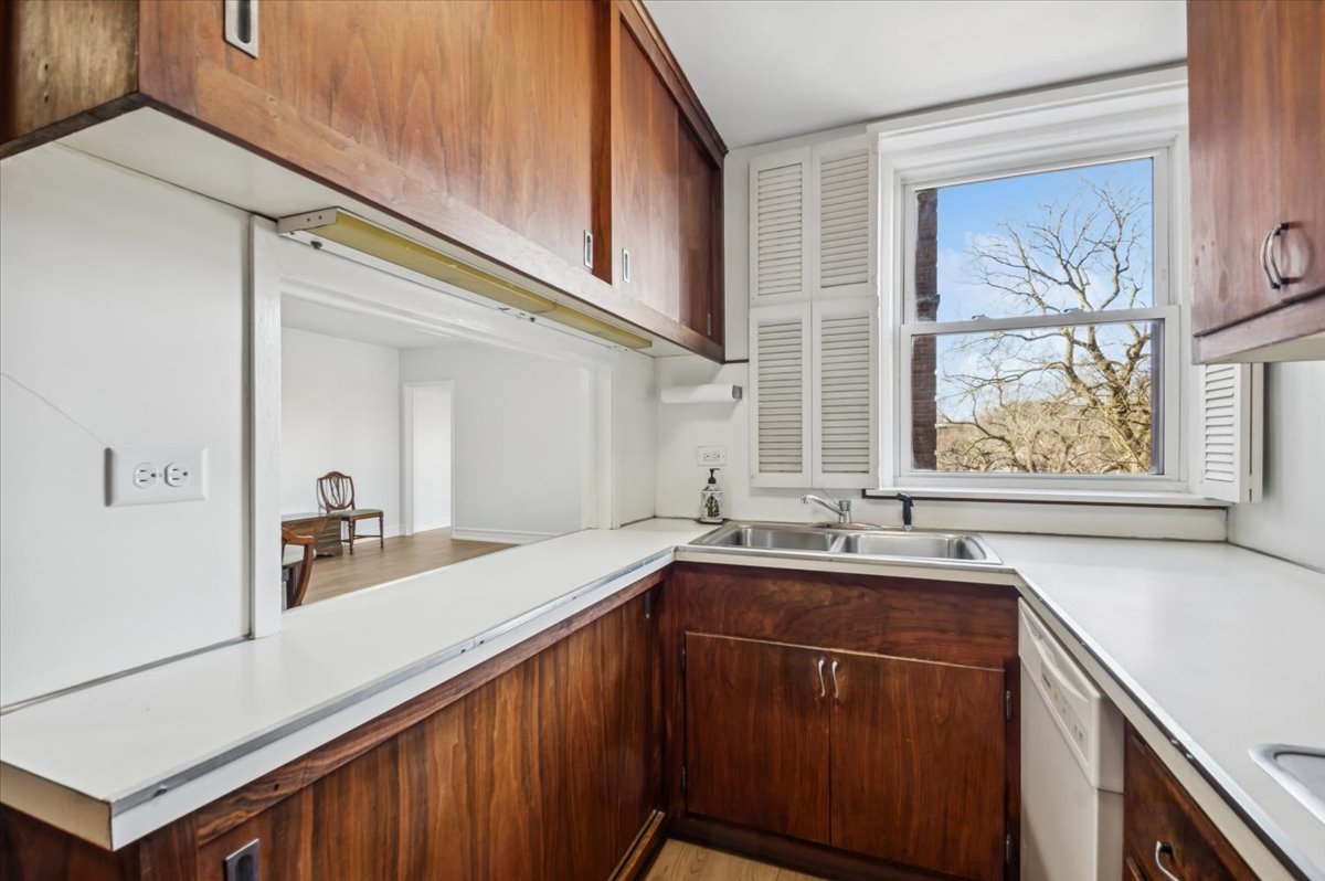 1585 Rdg Ave #301 Evanston, IL 60201