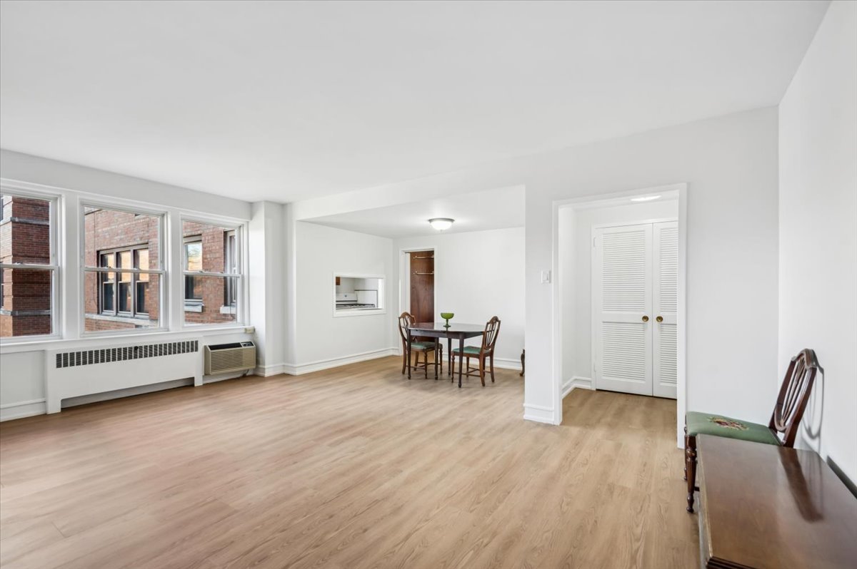 1585 Rdg Ave #301 Evanston, IL 60201