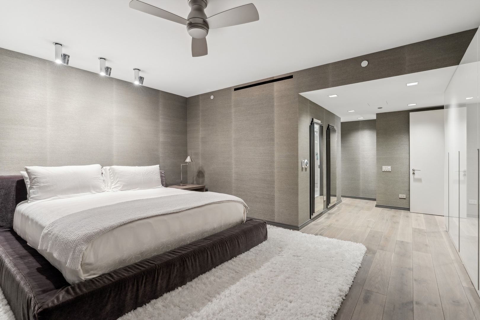 950 N Michigan Ave #4306