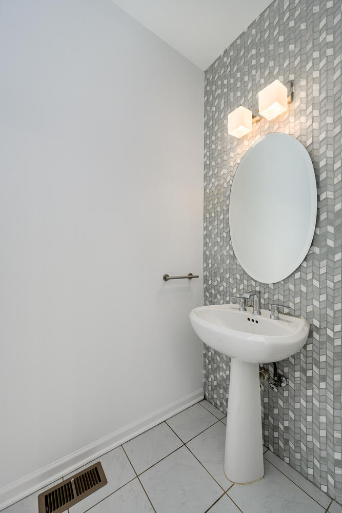 58 W 15th St Chicago, IL 60605