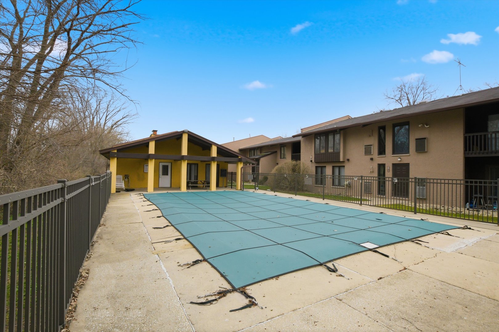 1050 Holbrook Rd #Q Homewood, IL 60430