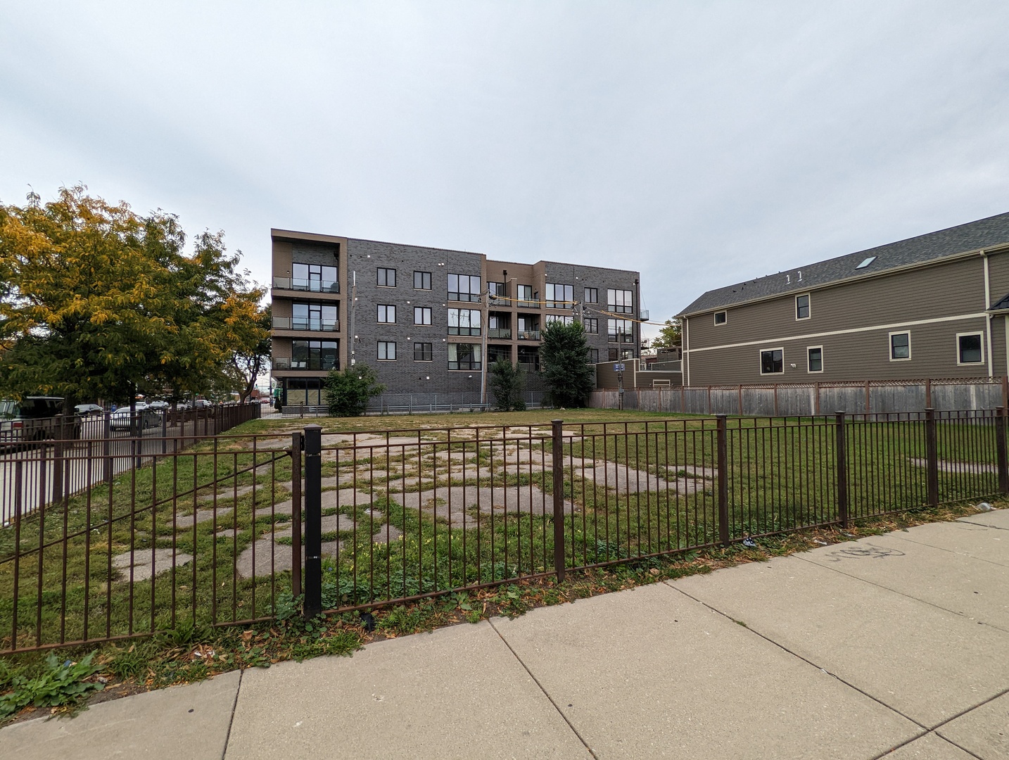 2429-2431 W Fullerton Ave