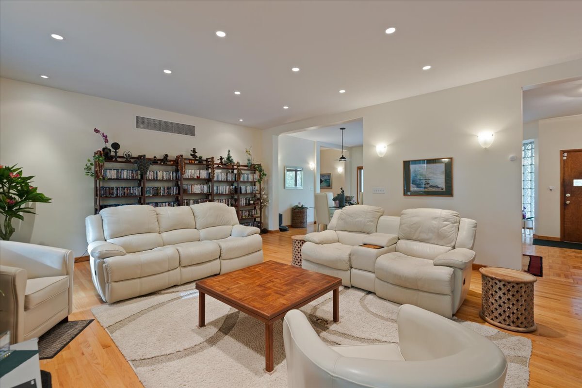 3464 Old Mill Rd Highland Park, IL 60035