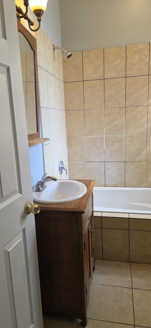 225 E 59th St #3 Chicago, IL 60637