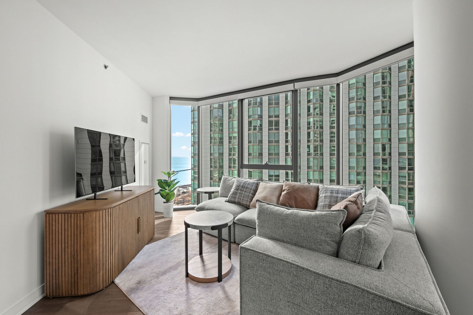 211 N Hbr Dr #1401 Chicago, IL 60601