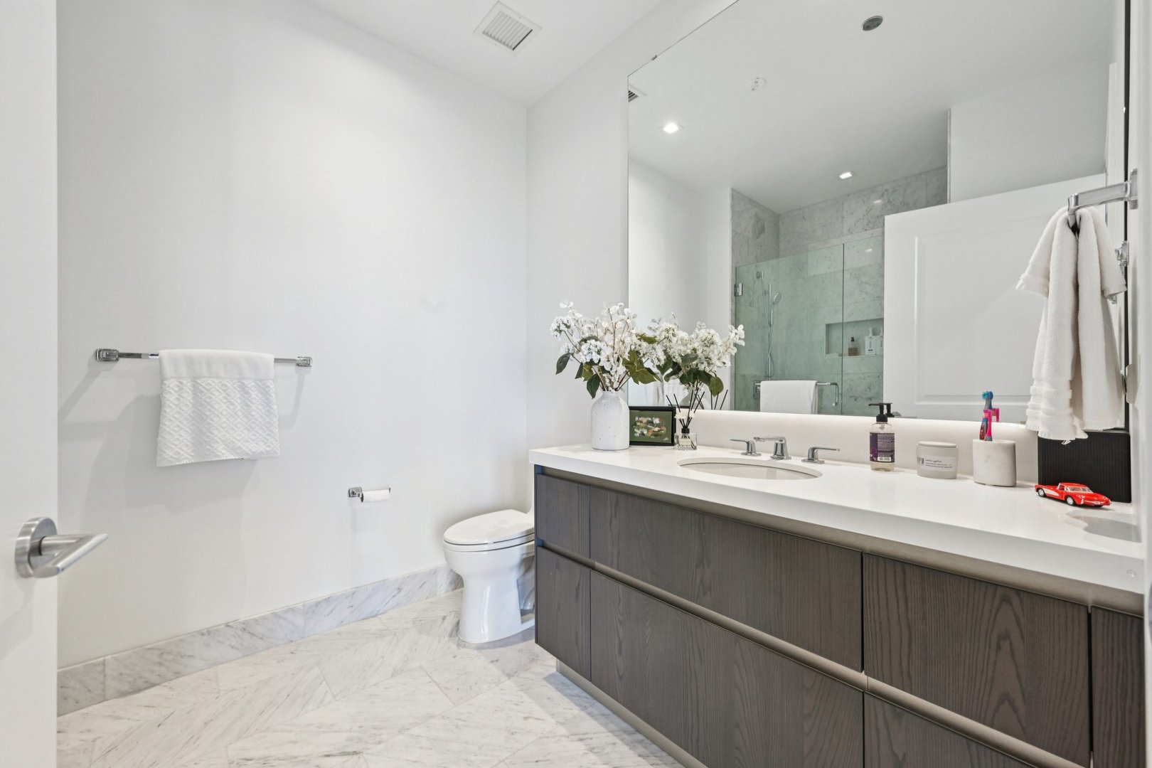 363 E Wacker Dr #2204 Chicago, IL 60601