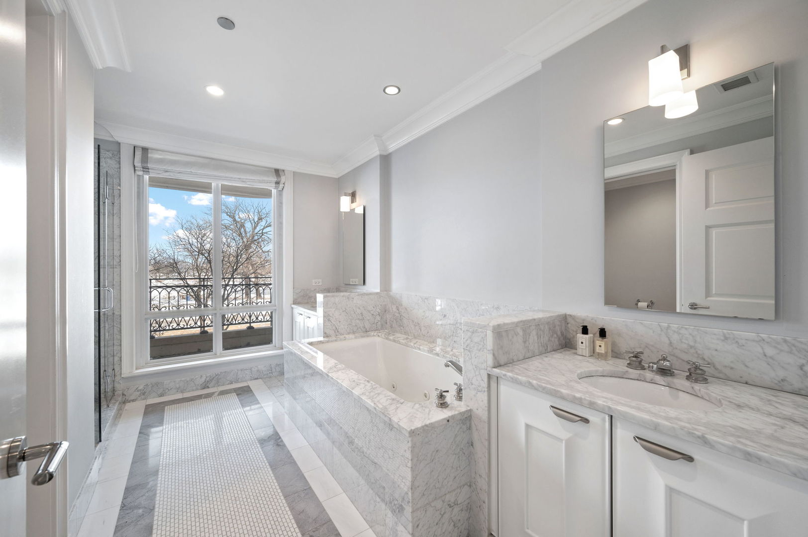 2550 N Lakeview Ave #S201 Chicago, IL 60614