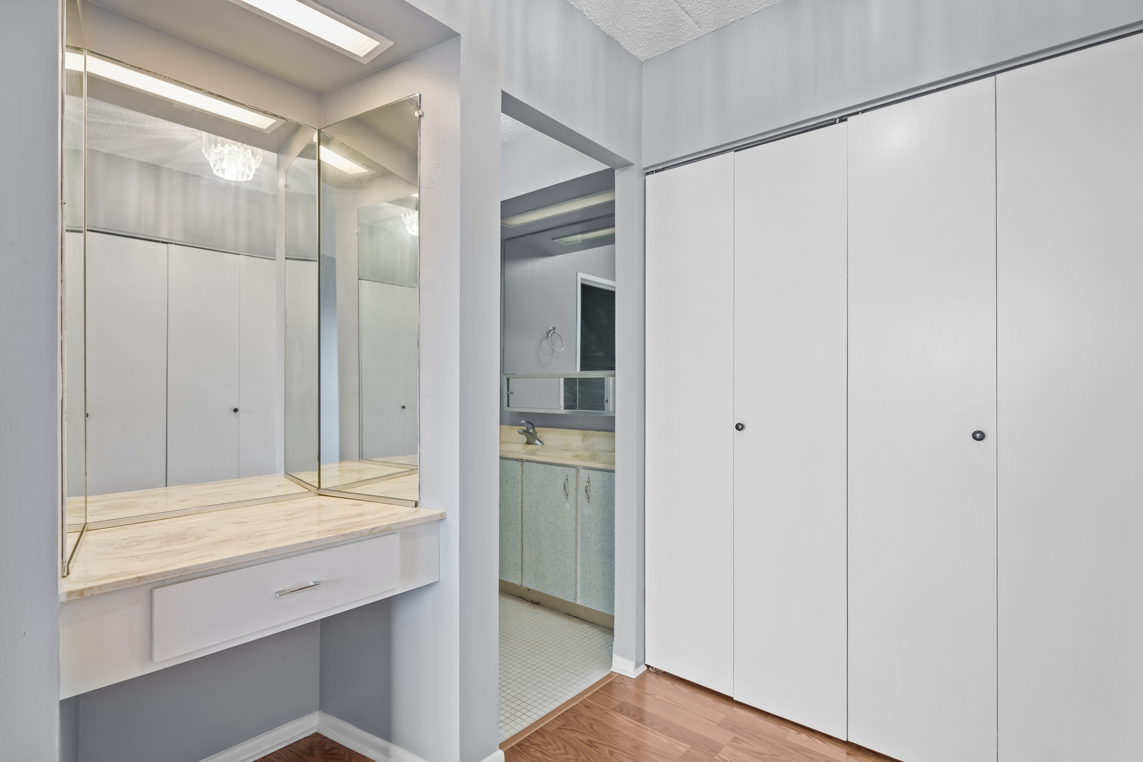 9118 W Elmwood Dr #3K Niles, IL 60714