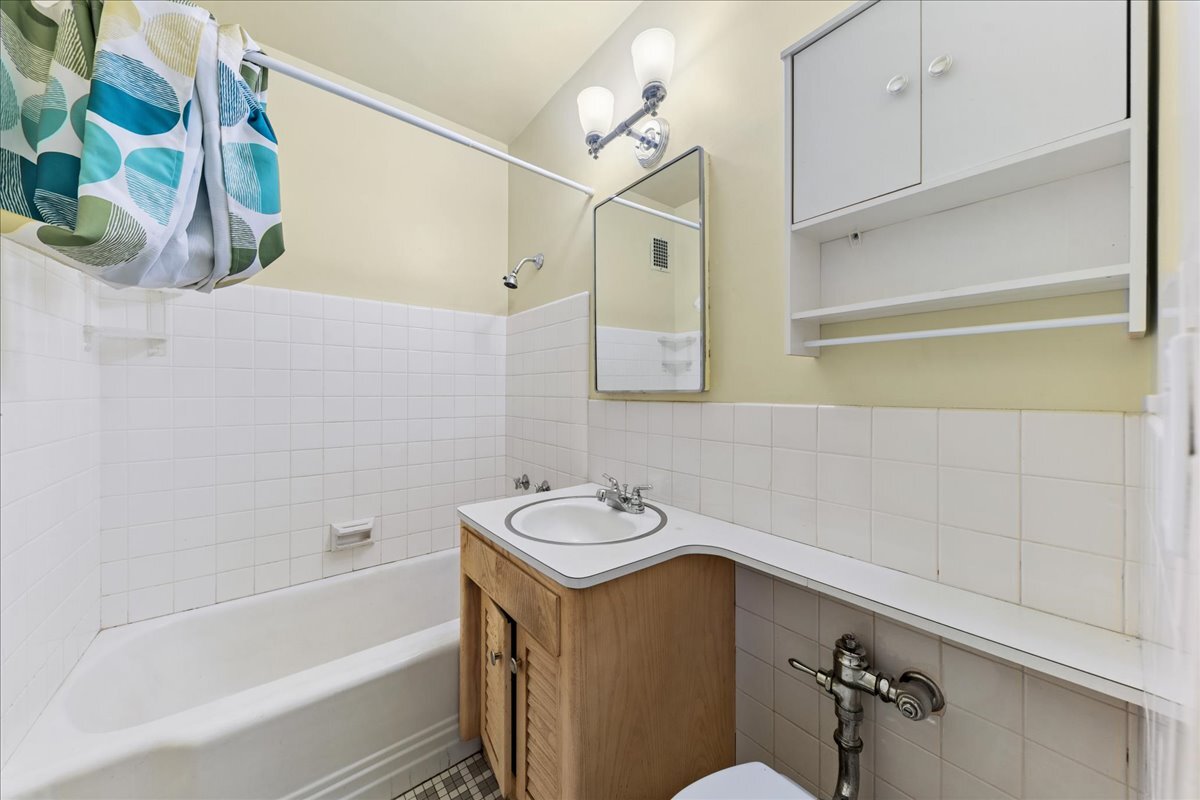 1585 Rdg Ave #502 Evanston, IL 60201