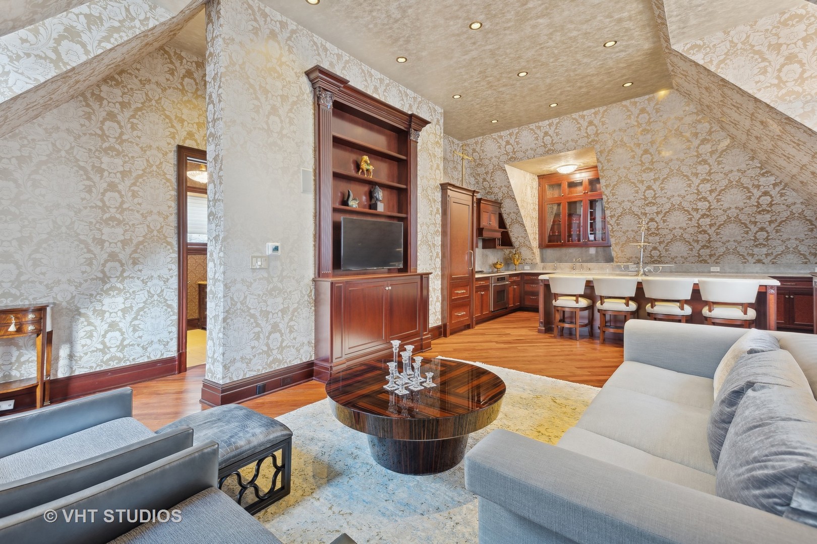 915 N DEARBORN St Chicago, IL 60610