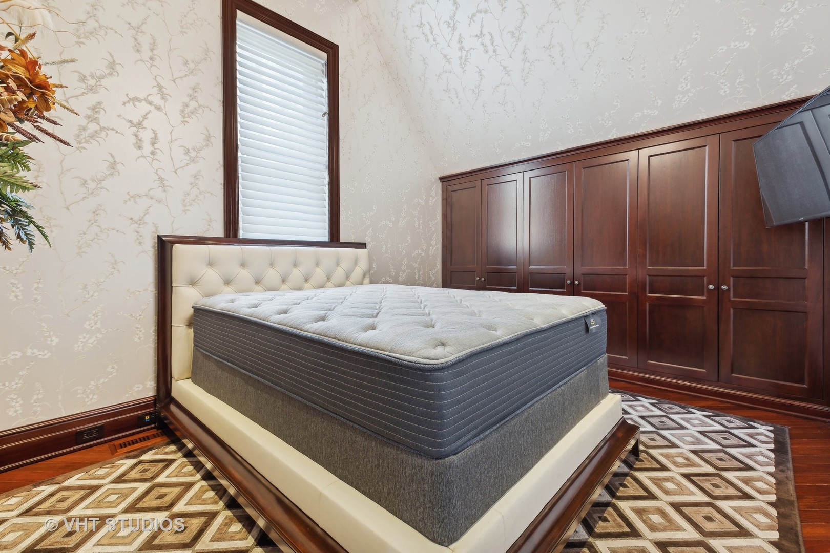 915 N DEARBORN St Chicago, IL 60610