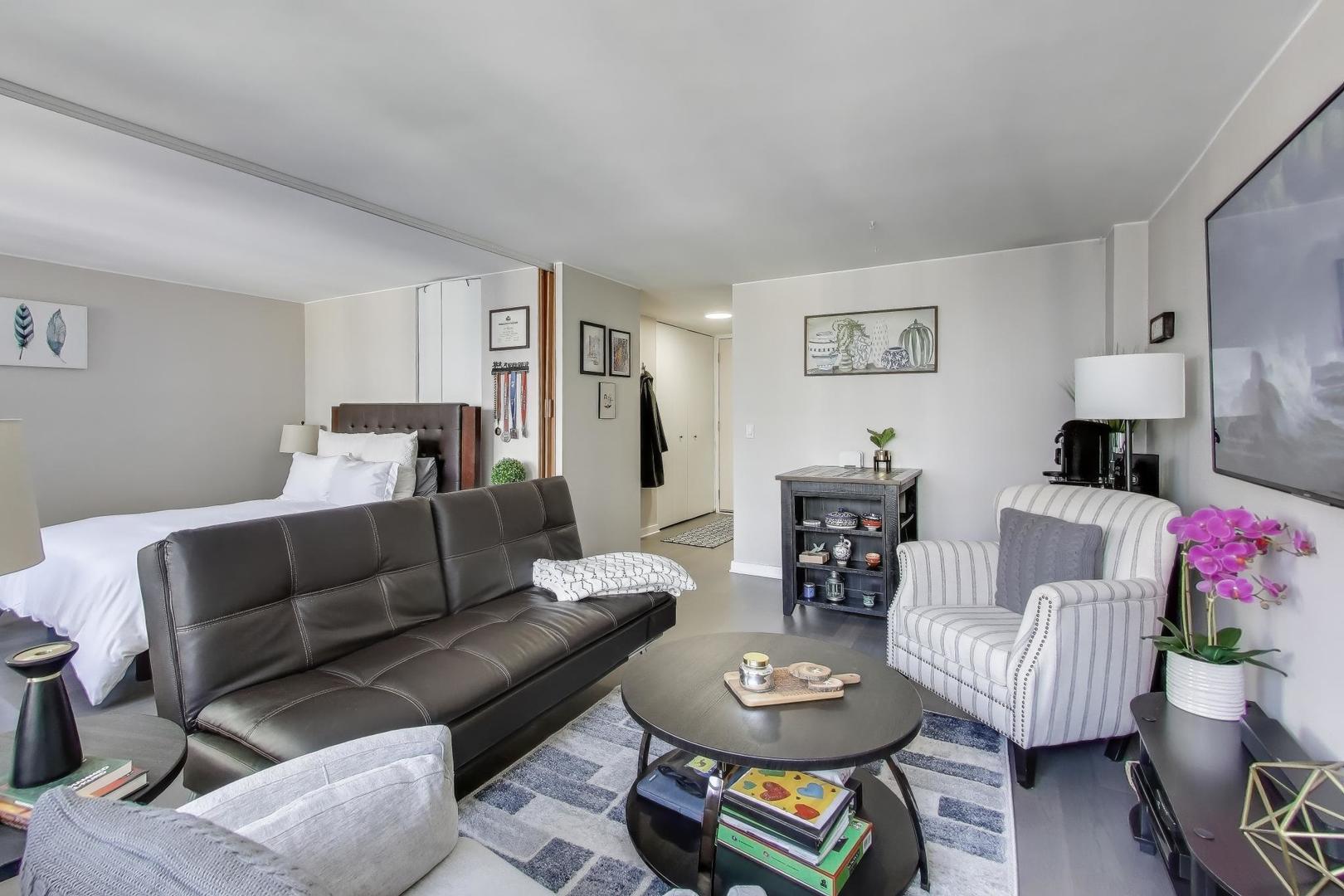 400 E RANDOLPH St #2406 Chicago, IL 60601