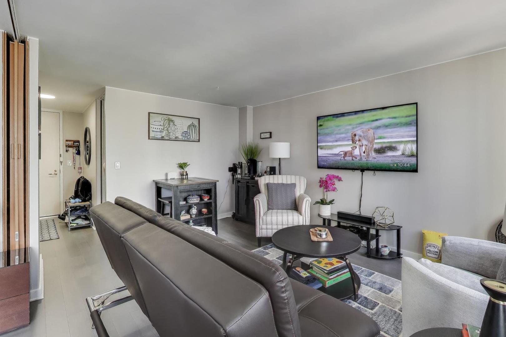 400 E RANDOLPH St #2406 Chicago, IL 60601