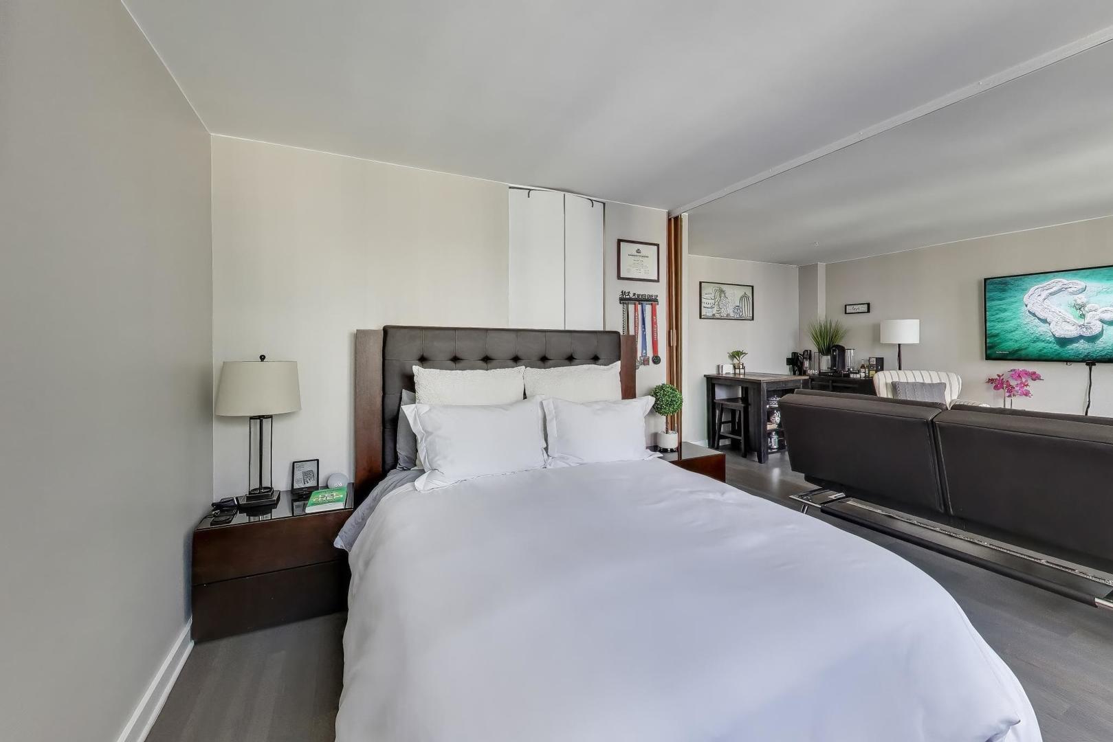 400 E RANDOLPH St #2406 Chicago, IL 60601