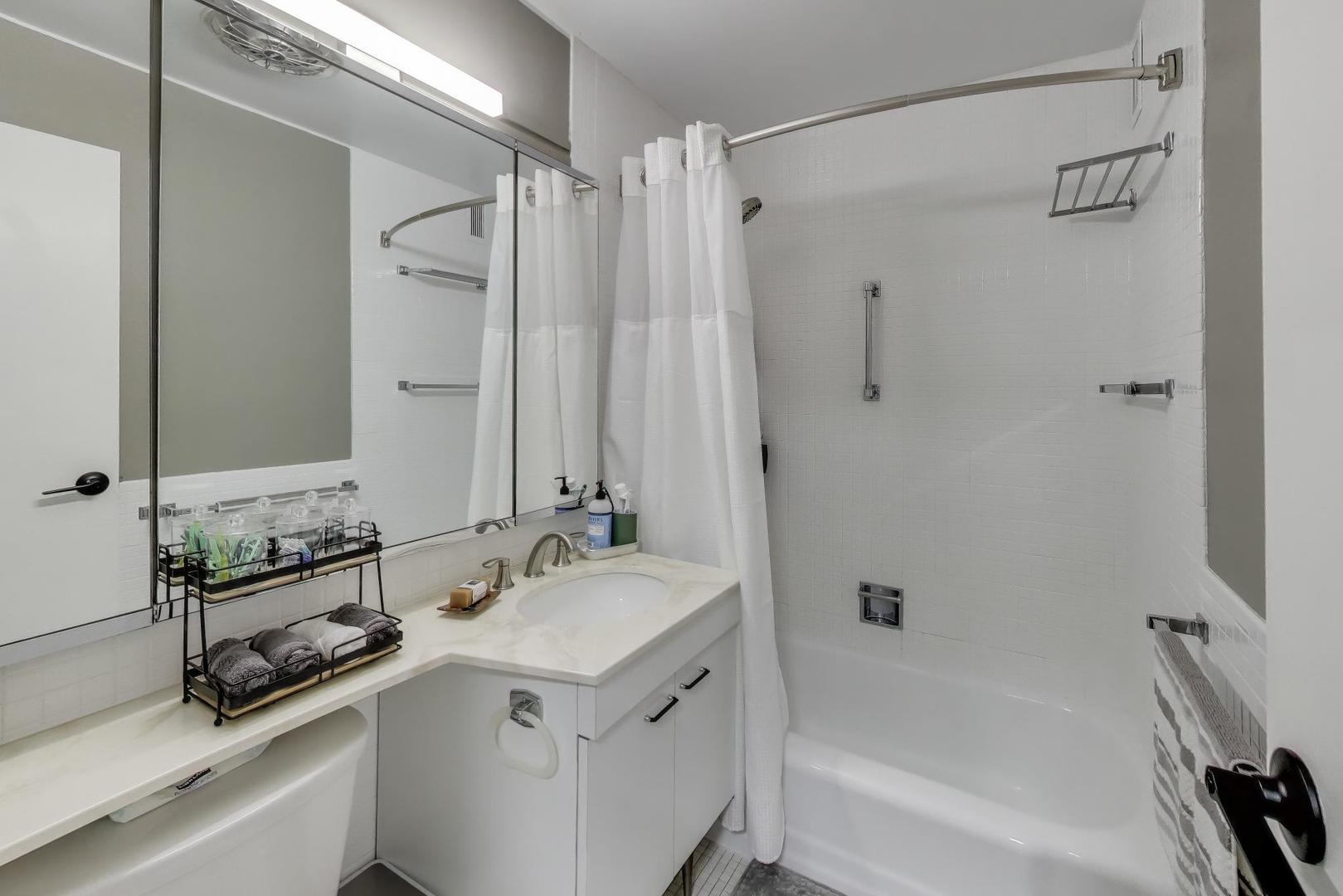 400 E RANDOLPH St #2406 Chicago, IL 60601